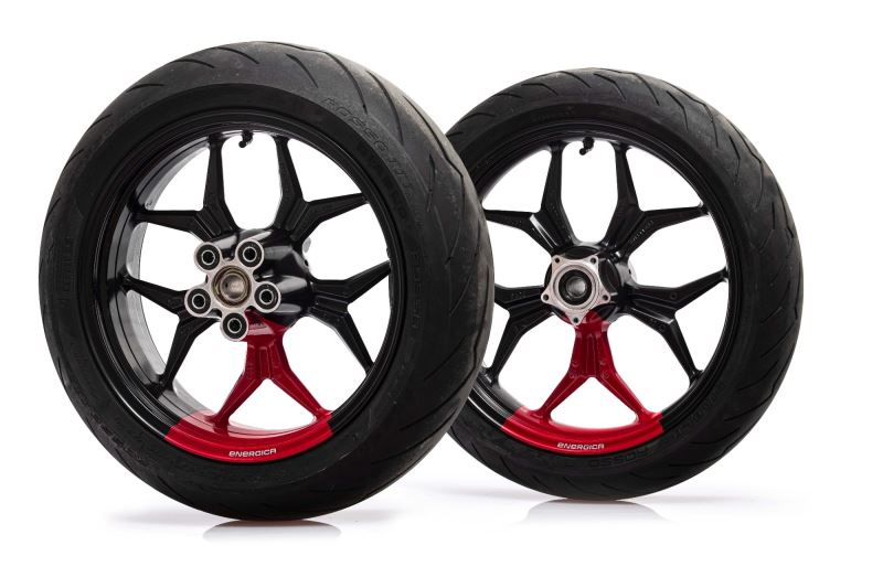 CAST ALUMINIUM WHEELS WITH RED DETAILS